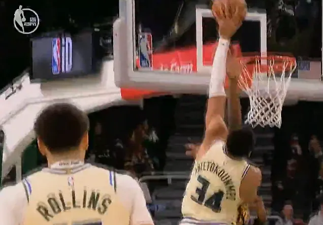 开云体育下载-字母强攻奥孔古左手隔扣砍下20分，雄鹿末节还落后老鹰12分